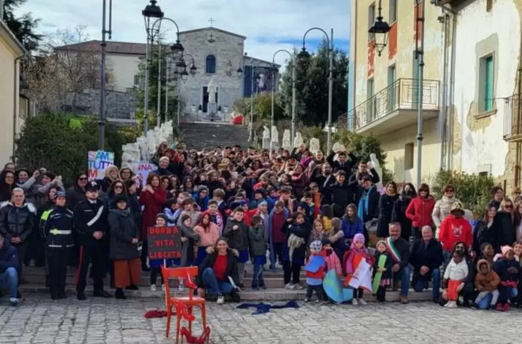 No alla violenza sulle donne, a Sant’Elia panchine rosse dipinte dalle beneficiarie dei progetti Sai